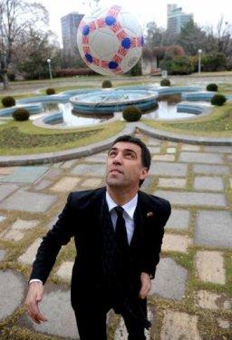 Hakan Şükür TBMM'nin bahşesinde top sektirdi