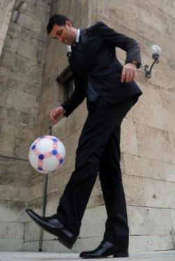 Hakan Şükür TBMM'nin bahşesinde top sektirdi