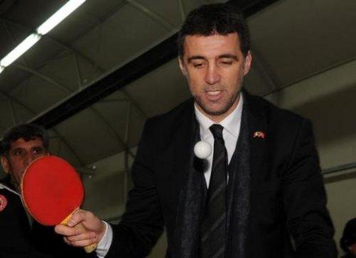 Hakan Şükür TBMM'nin bahşesinde top sektirdi