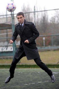 Hakan Şükür TBMM'nin bahşesinde top sektirdi