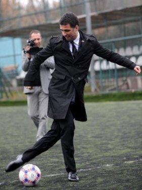 Hakan Şükür TBMM'nin bahşesinde top sektirdi