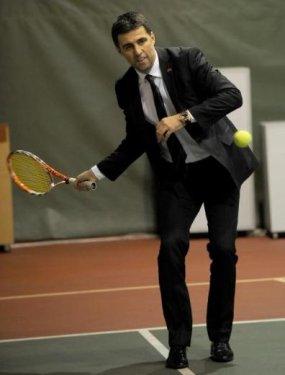 Hakan Şükür TBMM'nin bahşesinde top sektirdi