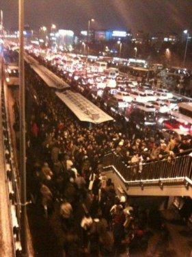 Metrobüsten indiler köprüyü yürüyerek geçtiler