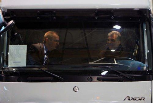 Gül kamyon direksiyonuna geçti