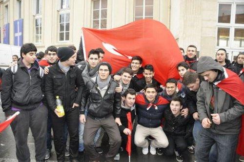 Türkler'den Paris'te gövde gösterisi - Resim 7
