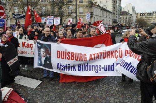 Türkler'den Paris'te gövde gösterisi - Resim 3