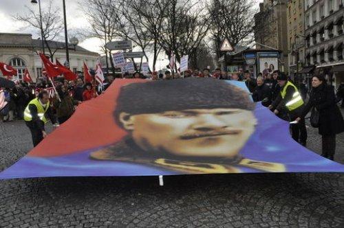 Türkler'den Paris'te gövde gösterisi - Resim 1