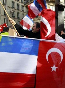 Türkler Fransa senatosunun önünde toplandı