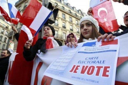 Türkler Fransa senatosunun önünde toplandı