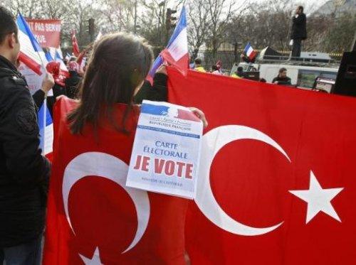 Türkler Fransa senatosunun önünde toplandı