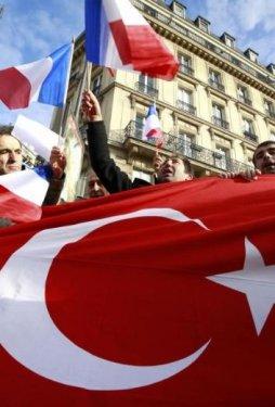 Türkler Fransa senatosunun önünde toplandı