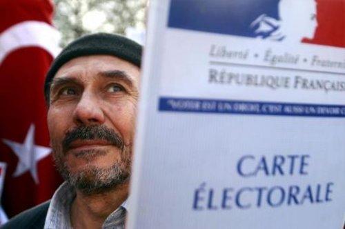 Türkler Fransa senatosunun önünde toplandı