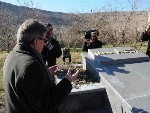 Başbakan'ın özel izniyle 21 yıl sonra babasının mezarında - Resim 6