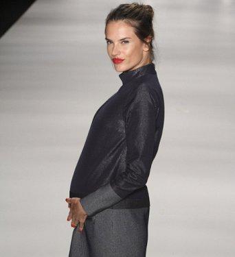 Hamile Alessandra Ambrosio podyumda yürüdü - Resim 1