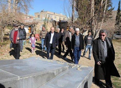 Başbakan'ın özel izniyle 21 yıl sonra babasının mezarında - Resim 3