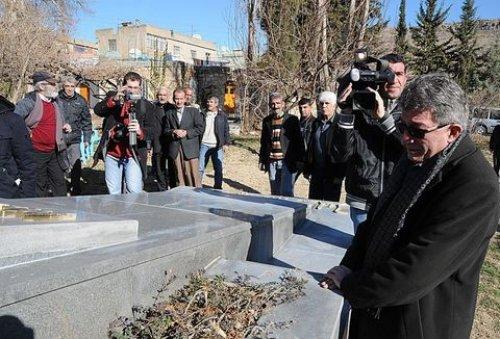 Başbakan'ın özel izniyle 21 yıl sonra babasının mezarında - Resim 4