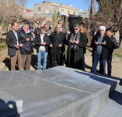 Başbakan'ın özel izniyle 21 yıl sonra babasının mezarında - Resim 7