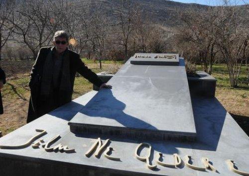 Başbakan'ın özel izniyle 21 yıl sonra babasının mezarında - Resim 1