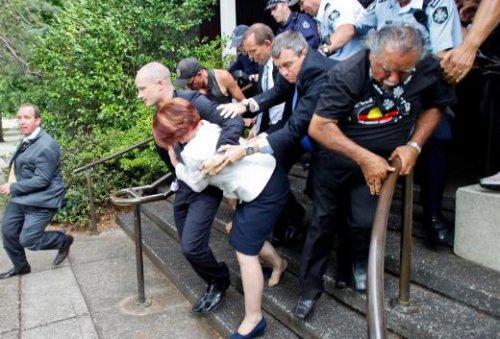 Avustralya başbakanı ayakkabısını bırakıp kaçtı - Resim 1