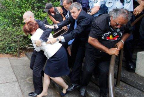 Avustralya başbakanı ayakkabısını bırakıp kaçtı - Resim 2