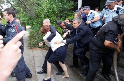 Avustralya başbakanı ayakkabısını bırakıp kaçtı - Resim 3