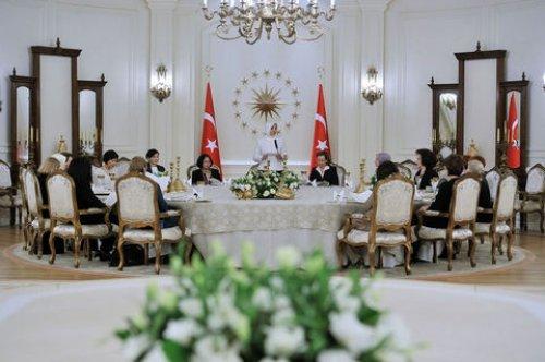 Hayrünnisa Gül büyükelçi eşleriyle bir araya geldi - Resim 4