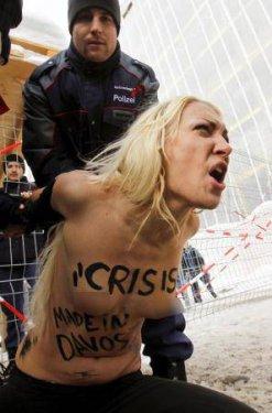 FEMEN bu defa Davos’ta soyundu - Resim 15