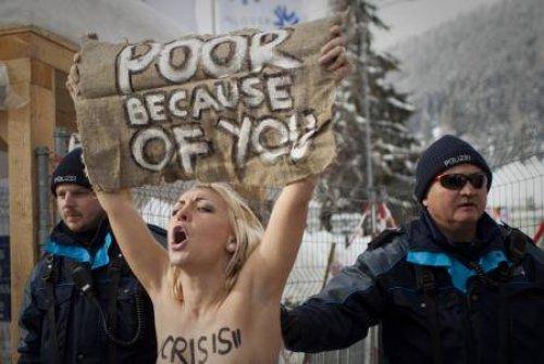 FEMEN bu defa Davos’ta soyundu - Resim 8