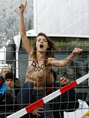 FEMEN bu defa Davos’ta soyundu - Resim 14