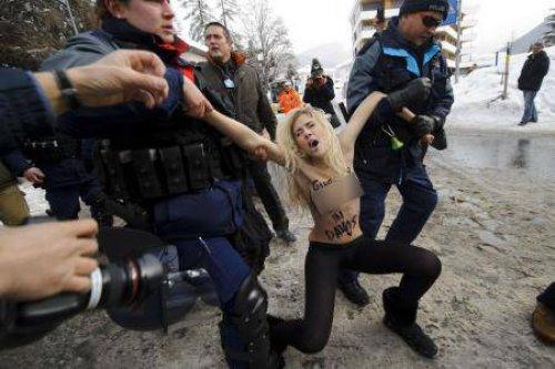 FEMEN bu defa Davos’ta soyundu - Resim 4