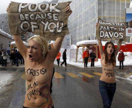 FEMEN bu defa Davos’ta soyundu - Resim 13