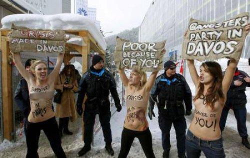 FEMEN bu defa Davos’ta soyundu - Resim 3