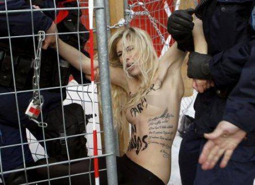FEMEN bu defa Davos’ta soyundu - Resim 12