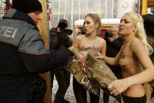 FEMEN bu defa Davos’ta soyundu - Resim 2