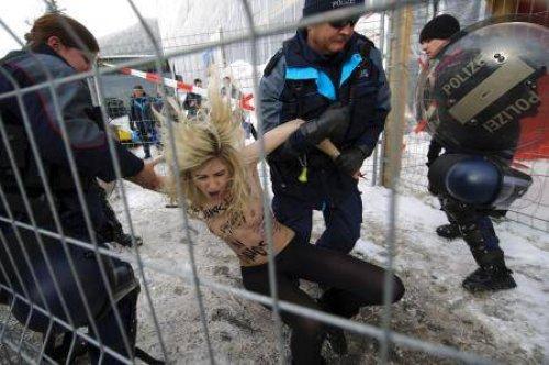 FEMEN bu defa Davos’ta soyundu - Resim 5