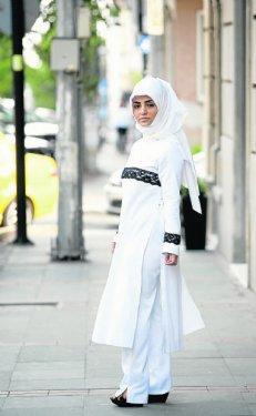 Rabia Kazan'dan dekolteli poz