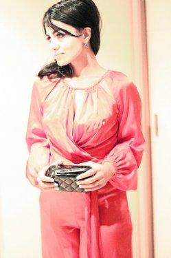 Rabia Kazan'dan dekolteli poz