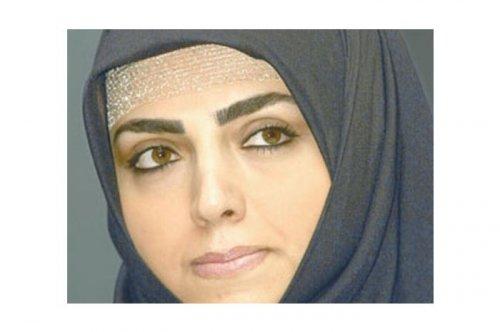 Rabia Kazan'dan dekolteli poz