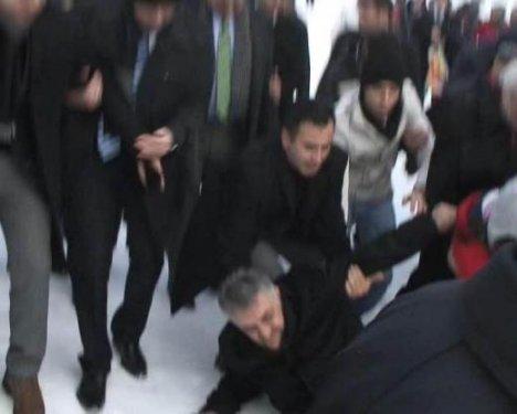 Bakan Yazıcı karda yürürken yere düştü