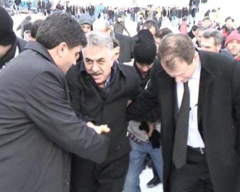 Bakan Yazıcı karda yürürken yere düştü