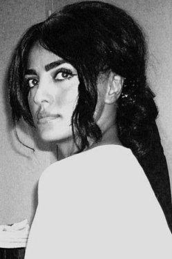 Rabia Kazan'dan dekolteli poz