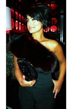 Rabia Kazan'dan dekolteli poz