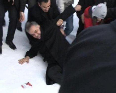 Bakan Yazıcı karda yürürken yere düştü