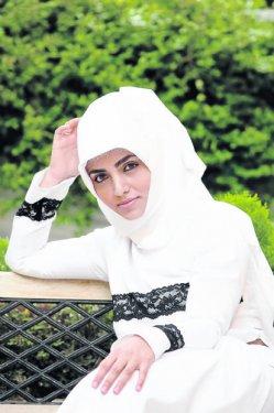 Rabia Kazan'dan dekolteli poz