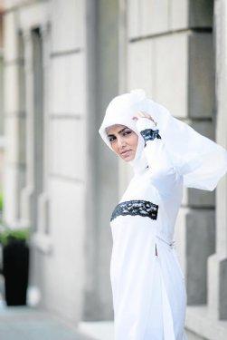 Rabia Kazan'dan dekolteli poz