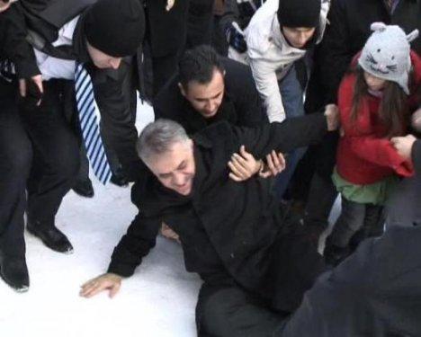 Bakan Yazıcı karda yürürken yere düştü