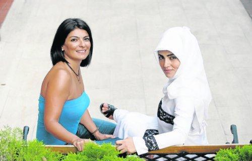 Rabia Kazan'dan dekolteli poz