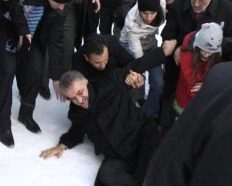 Bakan Yazıcı karda yürürken yere düştü