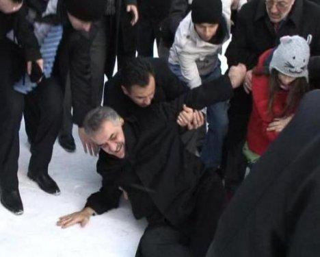 Bakan Yazıcı karda yürürken yere düştü