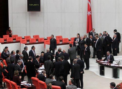 Oktay Vural Burhan Kuzu'nun üzerine yürüdü